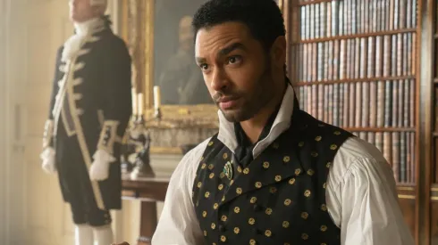 Regé-Jean Page en Bridgerton 1