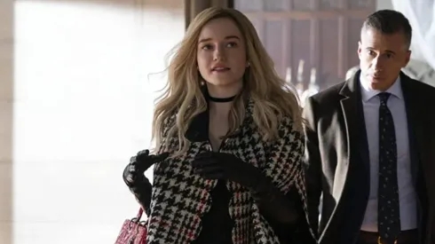 Julia Garner en Inventando a Anna