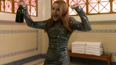 Julia Garner en Inventando a Anna