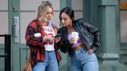 Hilary Duff y Francia Raísa, protagonistas de la historia.