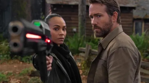 Ryan Reynolds y Zoe Saldaña en The Adam Project