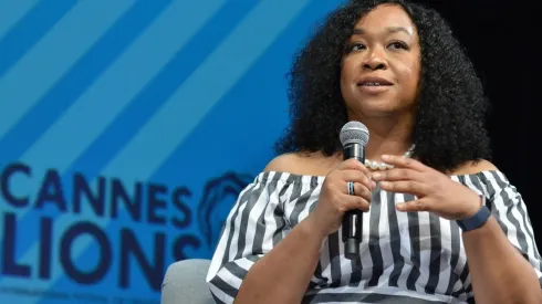 Shonda Rhimes, la cara detrás del éxito de Bridgerton.