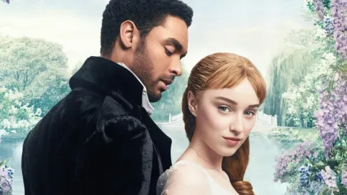 Regé-Jean Page y Phoebe Dynevor en Bridgerton 1
