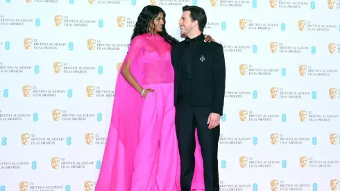 Simone Ashley y Jonathan Bailey