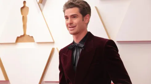 Andrew Garfield desfiló por la alfombra roja de los Premios Oscar.