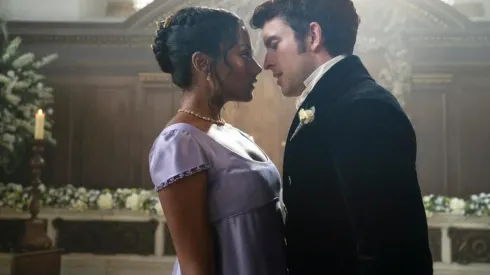 Jonathan Bailey y Simone Ashley