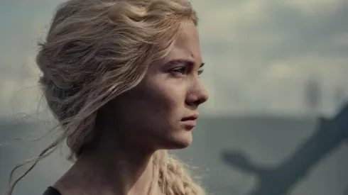 Freya Allan en The Witcher