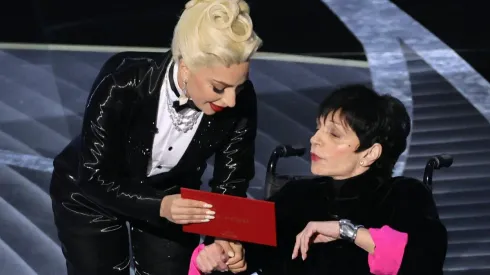 Lady Gaga presentó el premio junto a Minelli.