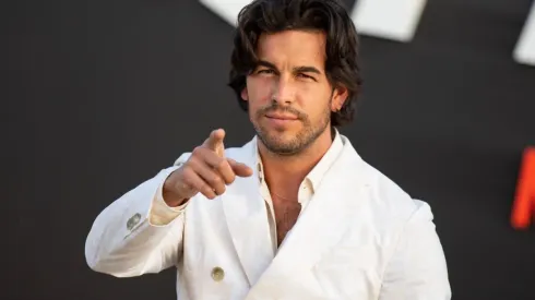 Mario Casas, el actor español que se volvió un icono de las alfombras rojas.