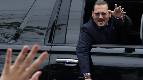 Johnny Depp saludando a sus fans.