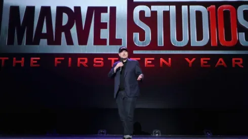 Kevin Feige hablando en un evento.
