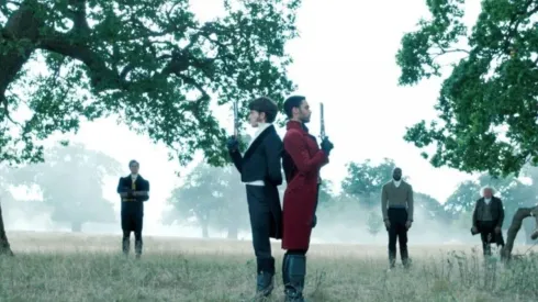 Jonathan Bailey y Regé-Jean Page en Bridgerton 1