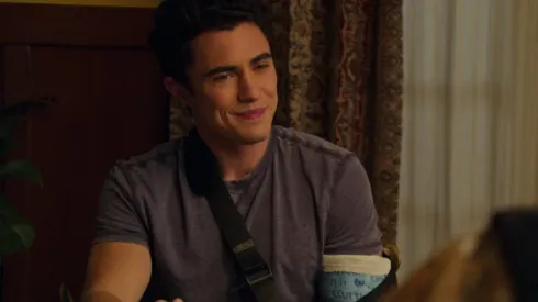 Darren Barnet en Yo, Nunca