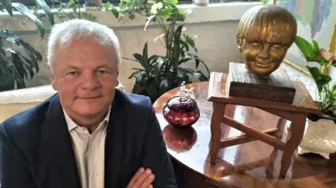 Pablo Carrillo, comentarista deportivo, es el mismísimo Hugo de 'El libro de piedra' (Foto: Spoiler)