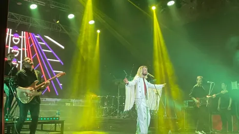 Esteman, cantante colombiano, se lució en el Teatro Vorterix de Buenos Aires.