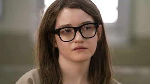 Julia Garner en Inventando a Anna