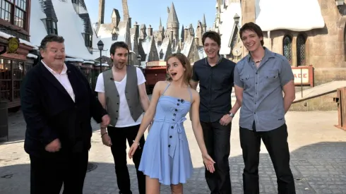 Robbie Coltrane junto al reparto de Harry Potter.