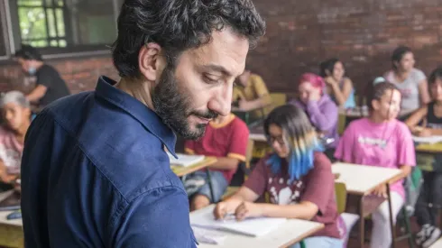 Llega a los cines El Suplente: qué esperar de la película con Juan Minujín.