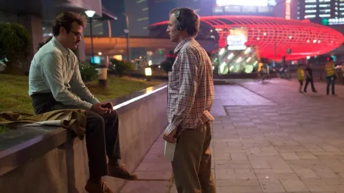 Spike Jonze le da indicaciones a Joaquin Phoenix en Her.