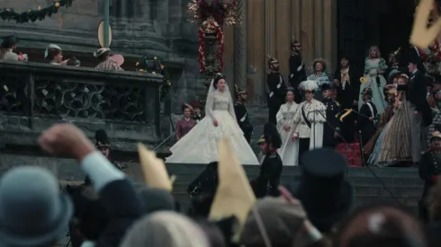 La nueva serie de Netflix que fue renovada y busca destronar a The Crown por su parecido.