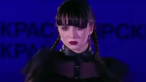 La patinadora personificando a Merlina