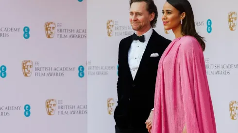 Tom Hiddleston y Zawe Ashton en los BAFTA 2022.