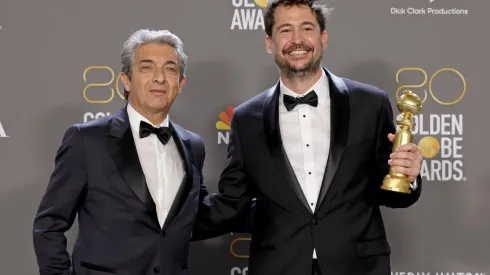 Ricardo Darín y Santiago Mitre con el Globo de Oro.
