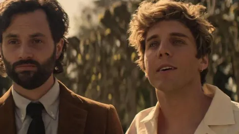 El actor Lukas Gage (der) da vida a Adam Pratt en la cuarta temporada de You.