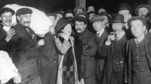 Sobrevivientes del Titanic son recibidos por sus familiares de regreso en Southampton.