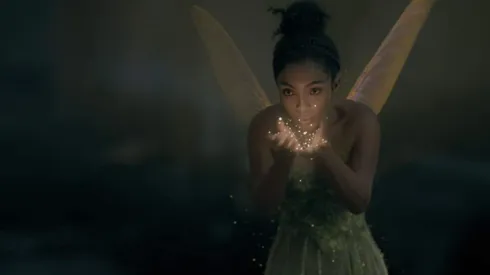 La actriz Yara Shahidi da vida a Campanita en el live action Peter Pan & Wendy