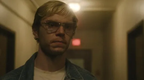 Evan Peters como Dahmer.