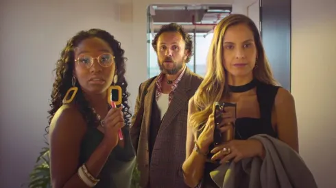 Laura Acuña y John Álex Toro protagonizan El último hombre sobre la Tierra.