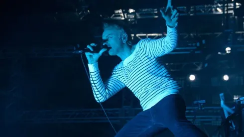 Karl Hyde en el escenario