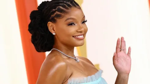 Halle Bailey da vida a Ariel en la adaptación live-action de La Sirenita.
