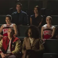 ¿Participa algún actor de la serie original en Glee: Triunfo, Verdad y Tragedia?