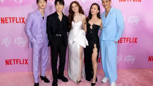 El elenco de Besos, Kitty en la premier en Los Ángeles, California en los Estados Unidos.