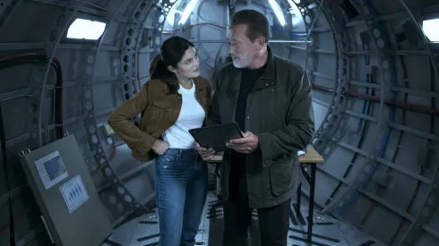 Monica Barbaro y Arnold Schwarzenegger protagonizan la serie Fubar, de Netflix
