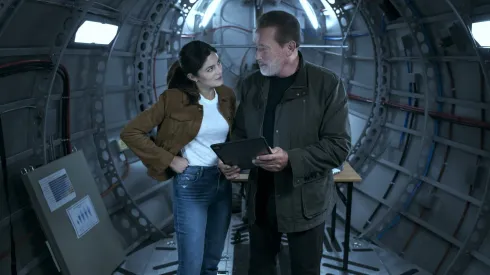 Monica Barbaro y Arnold Schwarzenegger protagonizan la serie Fubar, de Netflix