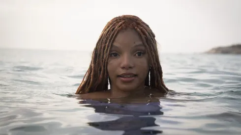 Halle Bailey como Ariel en el live action de La Sirenita, de Disney.