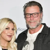 Esposo de Tori Spelling publica que se divorcian tras 18 años y borra el mensaje