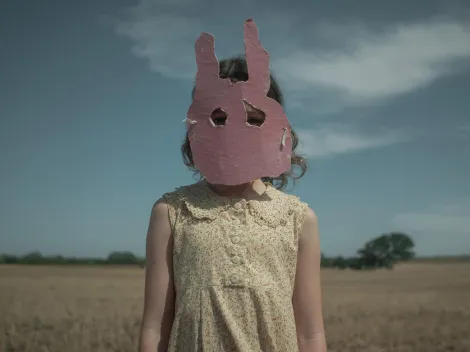 Quién es la actriz de Succession que protagoniza Run Rabbit Run