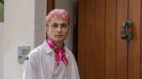 A TRAVÉS DEL MAR (L to R) GUILLERMO LASHERAS as YOSHI, CARLA TOUS as ANNA in A TRAVÉS DEL MAR. Cr. MICHAEL OATS/NETFLIX © 2022