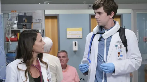Freddie Highmore mantiene su rol protagonico en The Good Doctor.