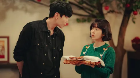 Lee Min‑ki y Han Ji‑min en Con tacto especial, de Netflix.