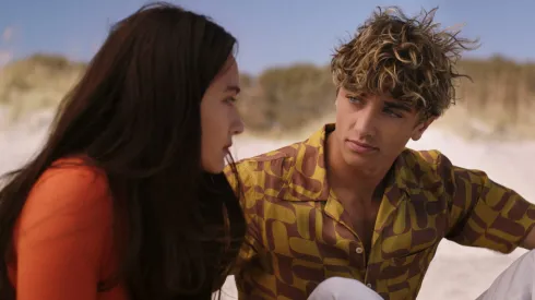 Lola Tung y Gavin Casalegno en una de las escenas del último episodio de The Summer I Turned Pretty.