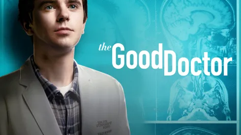 Freddie Highmore es de los pocos que se sigue salvando en el elenco.