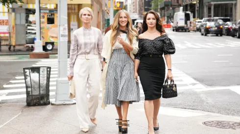 La serie está protagonizada por Sarah Jessica Parker, Cynthia Nixon y Kristin Davis.