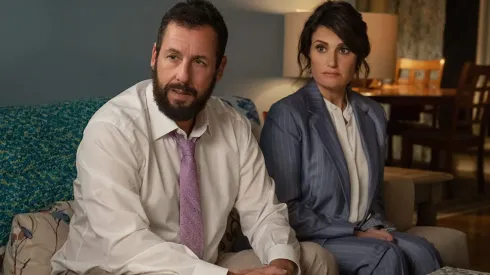 Adam Sandler e Idina Menzel en una escena de ¡No estás invitada a mi bat mitzvá!
