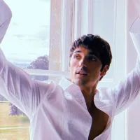 La foto viral de los protagonistas de Rojo, blanco y sangre azul, la película furor de Prime Video