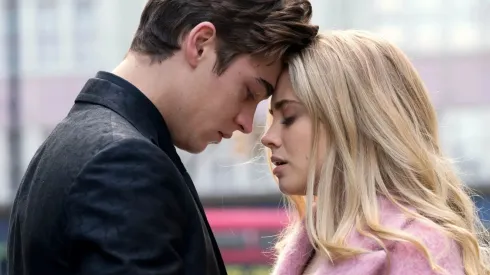 Josephine Langford y Hero Fiennes Tiffin protagonizan la saga After.